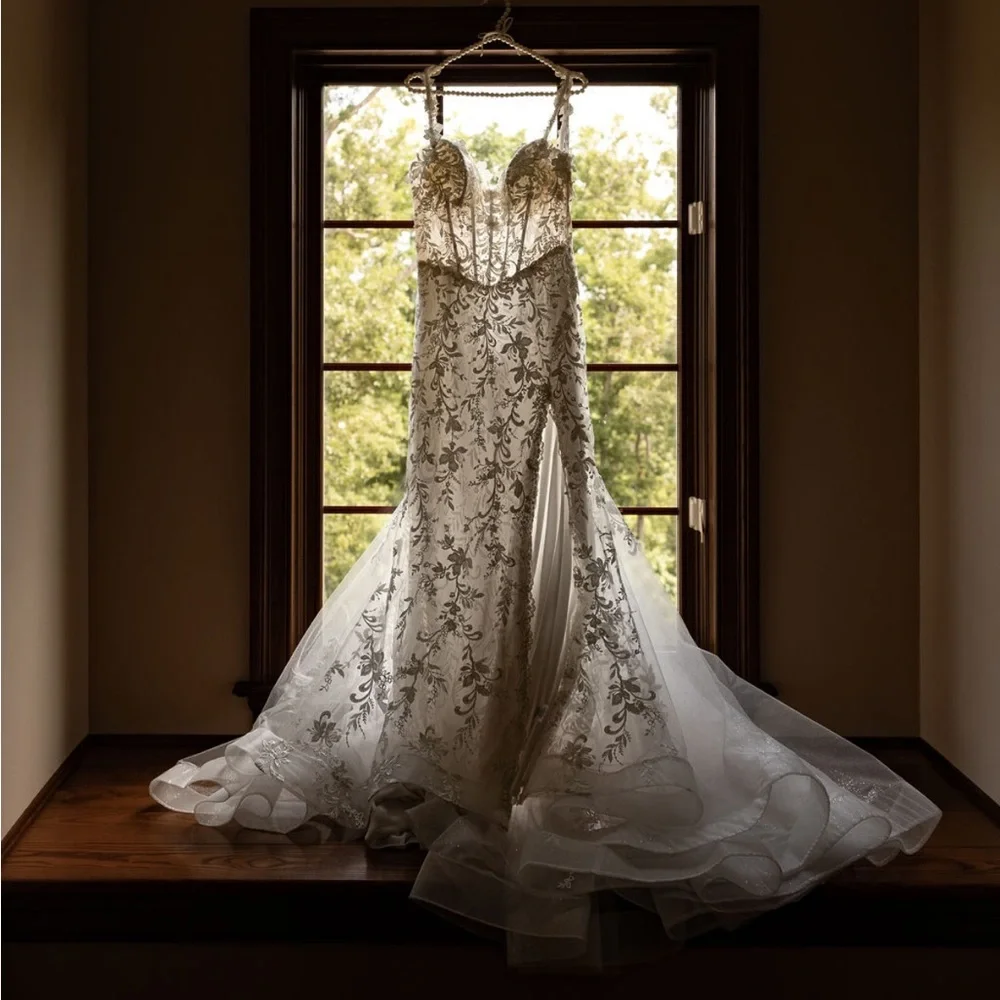 Elegant White Lace Wedding Dress - Picture 1 of 5